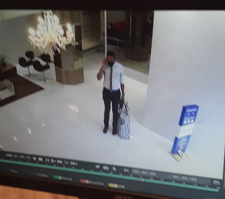 HOMEM BEM VESTIDO COM FARDA DA CAIXA ECONÔMICA SE HOSPEDA EM HOTEL E FURTA TV DE 32 POLEGADAS EM CODÓ. VÍDEO