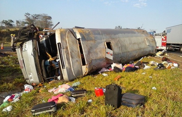 ÔNIBUS COM DESTINO AO MARANHÃO CAPOTA E DEIXA 30 PESSOAS FERIDAS E  2 MORTAS ATÉ O PRESENTE MOMENTO.