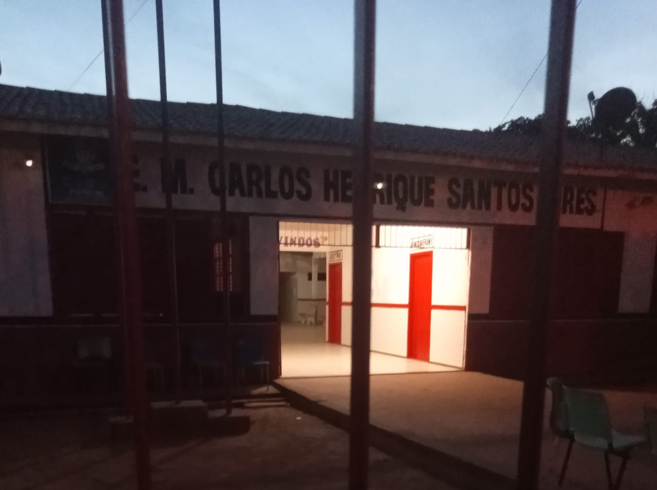 PAlS DENUNCIAM QUE ESCOLA DO DISTRITO DE CAJAZEIRAS VIROU ZONA DE GUERRA, AS CRIANÇAS NÃO QUEREM IR PRA ESCOLA COM MEDO E ATÉ UM PROFESSOR BATEU EM ALUNO DEFICIENTE NA SALA DE AULA.