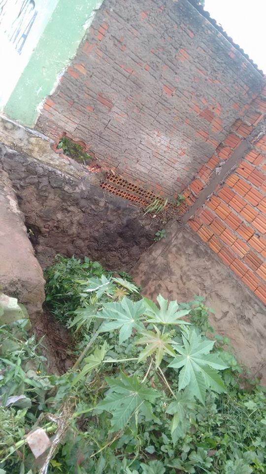 MORADORES DA RUA RIO DE JANEIRO EM CODÓ PASSAM SUFOCO EM DIAS DE CHUVA POIS A ÁGUA DE GALERIA INVADE SUAS CASAS.