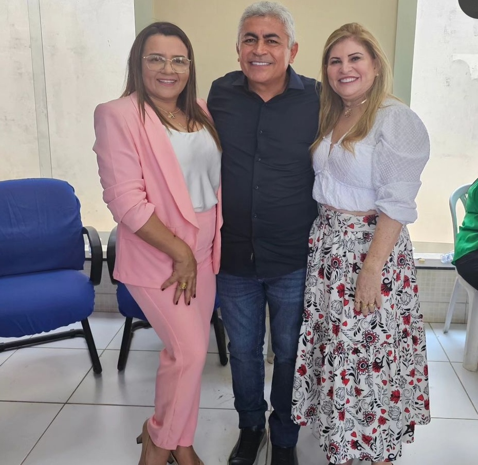 COM UM LOOK COR DE ROSA, E A FORÇA DE UMA LEOA, LEDA TORRES A ÚNICA MULHER VEREADORA INCENTIVA AS MULHERES A SE UNIREM NESSAS ELEIÇÕES EM CODÓ. “VAMOS UNIR NOSSAS FORÇAS, MULHER TEM QUE SER DO LADO DA MULHER: DISSE ELA.
