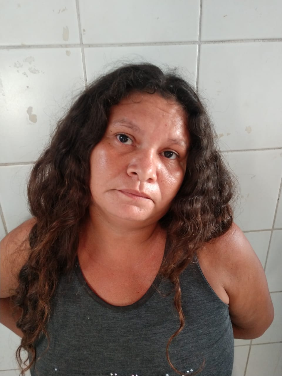 EM CODÓ MULHER É PRESA APÓS ESTÁ EM POSSE DE UMA MOTO ROUBADA QUE ESTAVA GUARDADA DENTRO DE SUA CASA.