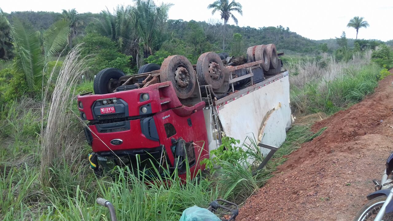 CARRO QUE TRANSPORTAVA POLPAS DE AÇAÍ CAI EM BARRANCO E TEM TODA CARGA SAQUEADA POR MORADORES BR-316.