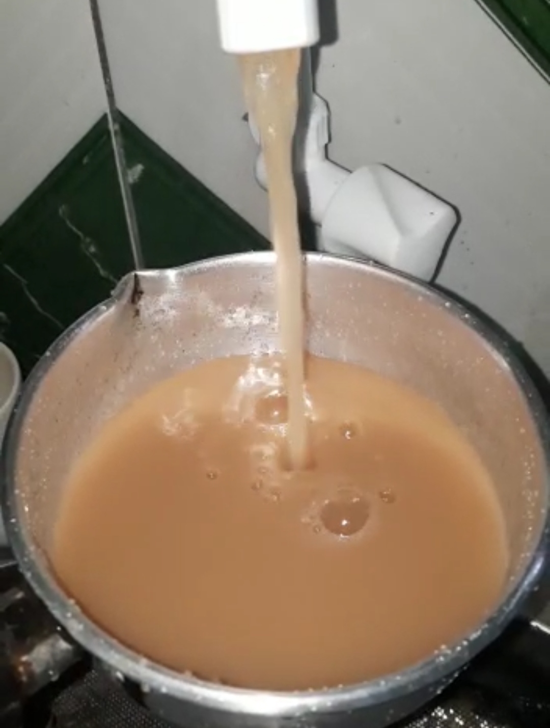 VEJA A SITUAÇÃO DA ÁGUA QUE  MORADORES ESTÃO BEBENDO EM DIVERSAS RUAS DO BAIRRO CODÓ NOVO, CHEIAS DE BARRO E AREIA. A QUASE UM MÊS E SAAE NUNCA QUIS RESOLVER O PROBLEMA.