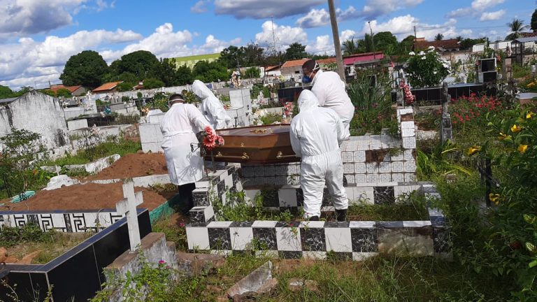 QUARTA VITIMA DE CORONAVÍRUS EM CODÓ. VEJA FOTO DO ENTERRO DA IDOSA DE 87 ANOS