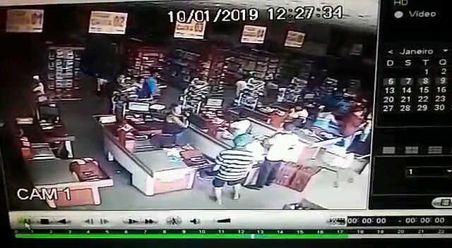EM CODÓ MULHER ENTRA EM DESESPERO APÓS SER FURTADA DENTRO DE SUPERMERCADO, VEJA VÍDEO