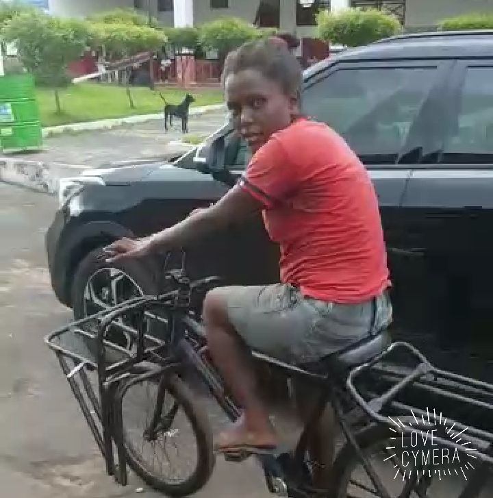 VÍDEO:UMA MULHER LADRONA DE BICICLETA É FLAGRADA PELO DONO DO VEÍCULO EM CODÓ.