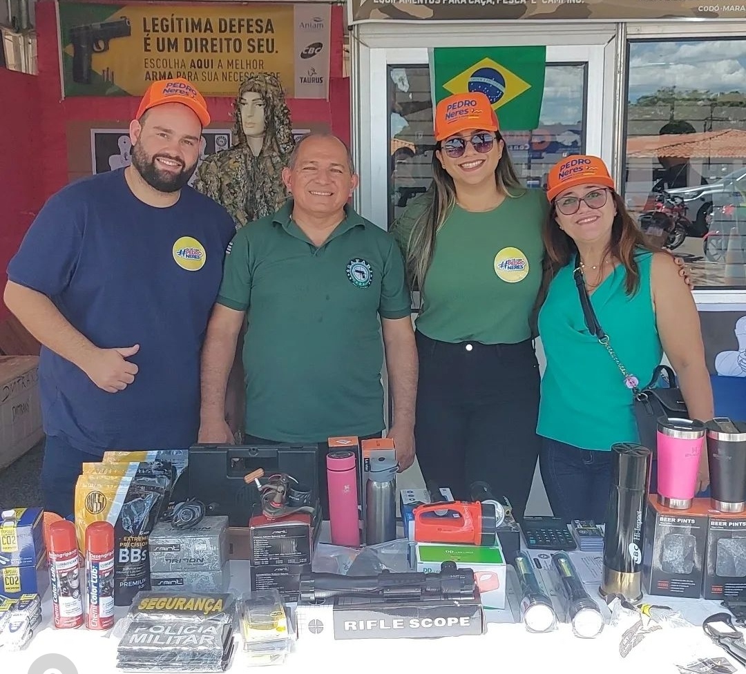 EQUIPE DA SAFARI ARMAS E MUNIÇÕES ESTÁ COM UM BELO ESTANDE NA EXPOSIÇÃO COM DIVERSOS PRODUTOS A VENDAS .