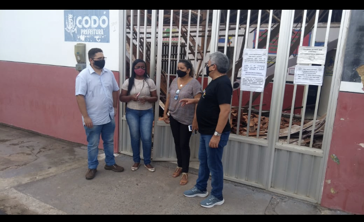 EM CODÓ TETO DE ESCOLA DESABA E PREFEITO COLOCA A CULPA NA GESTÃO ANTERIOR. HAJA VISTA QUE ELE PROMETEU MUDAR CODÓ EM TRÊS MESES.