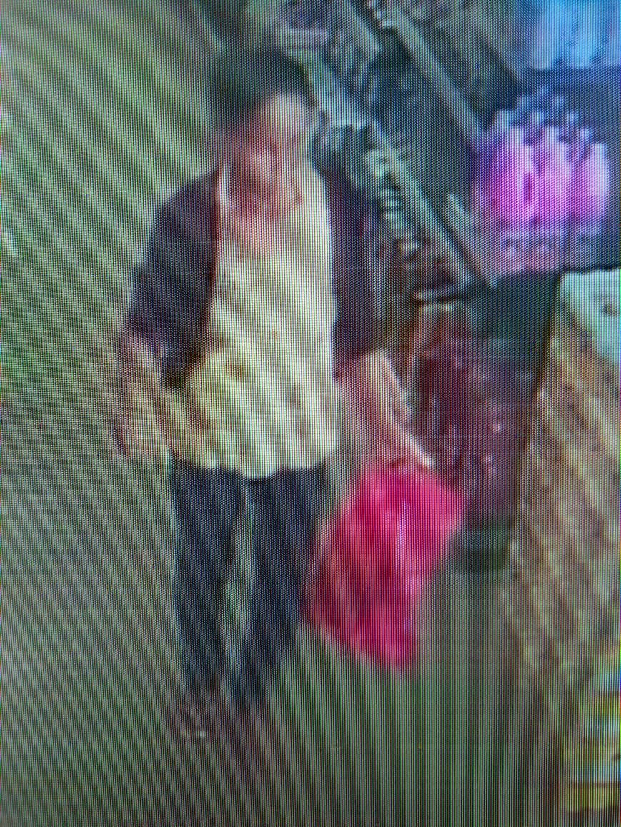 VÍDEO MOSTRA SENHORA FURTANDO EM SUPERMERCADO DE CODÓ COLHER DE INOX