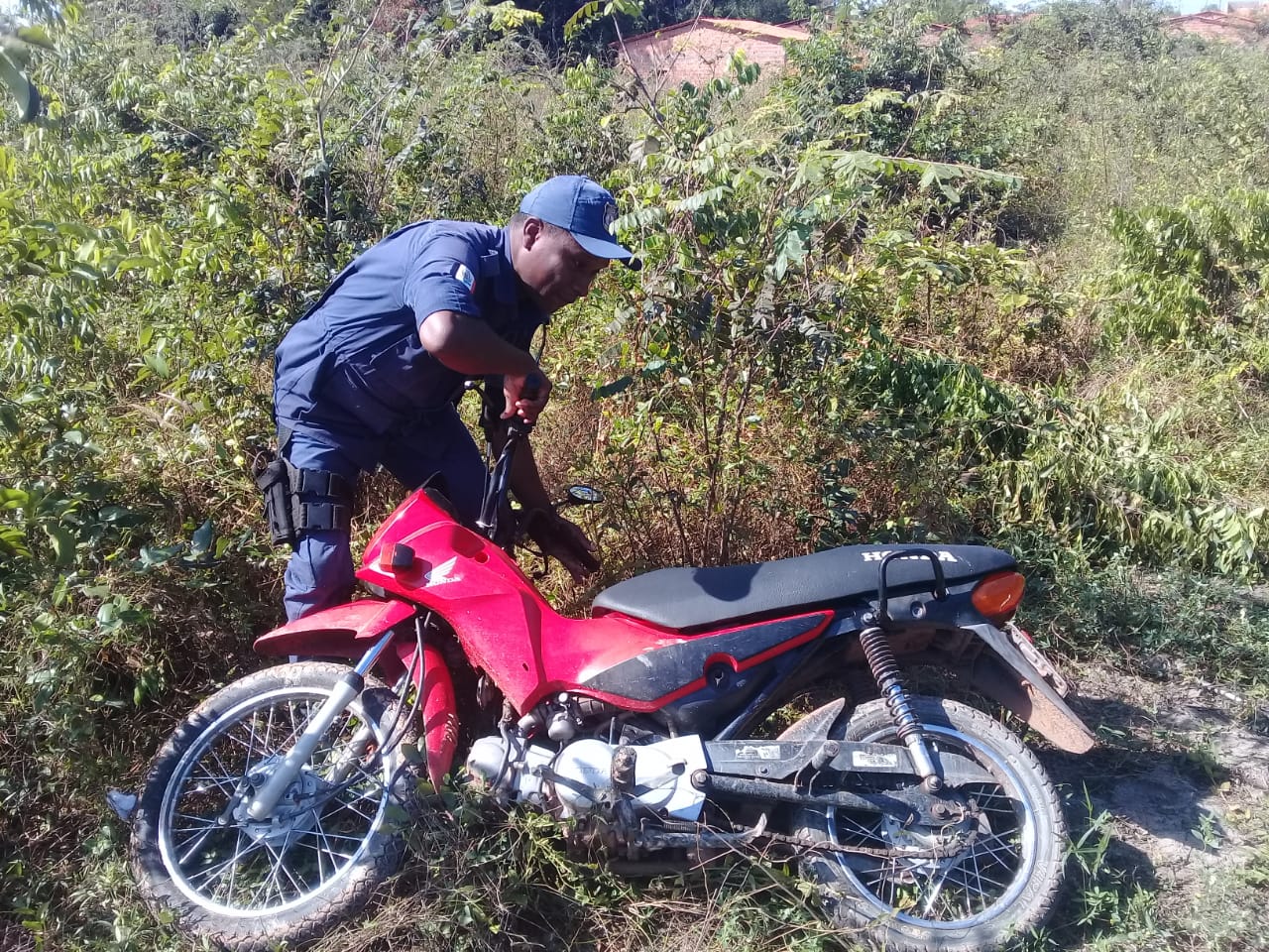 APÓS DENÚNCIA GUARDA MUNÍCIPAL DE CODÓ ENCONTRA MOTO ESCONDIDA  EM MATAGAL DA TRIZIDELA