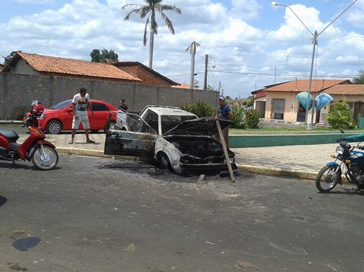 CARRO DO “CAIPIRINHA O VARADA” PEGA FOGO NA MANHÃ DE HOJE EM CODÓ.