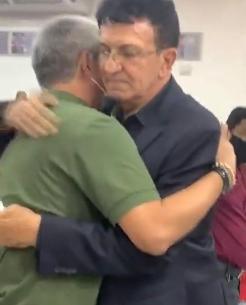 EMPRESÁRIO CHIQUINHO OLIVEIRA  FAZ REFERÊNCIA A MÉDICO DR.WELLINGTON EM SESSÃO SOLENE NA CÂMARA MUNICIPAL NA NOITE DE ONTEM.