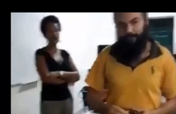 ALUNO SE RECUSA A RECEBER PROVA DA MÃO DE PROFESSORA POR ELA SER  NEGRA. VEJA VÍDEO DO MOMENTO