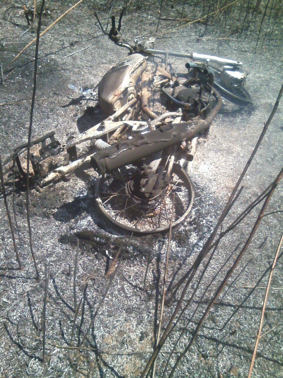 MOTOCICLETA É ENCONTRADA EM CHAMAS PELA PM DE CODÓ