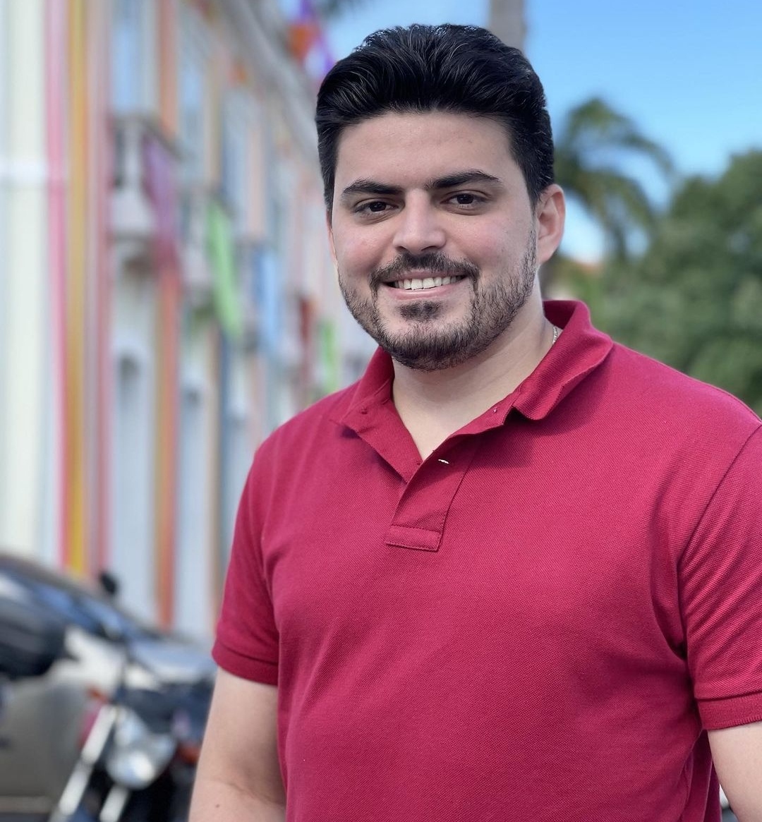 PEDRO NERES ANUNCIOU QUE  APRESENTARÁ UM PROGRAMA NA RÁDIO GUARAPARY FM 106,7 EM CODÓ.