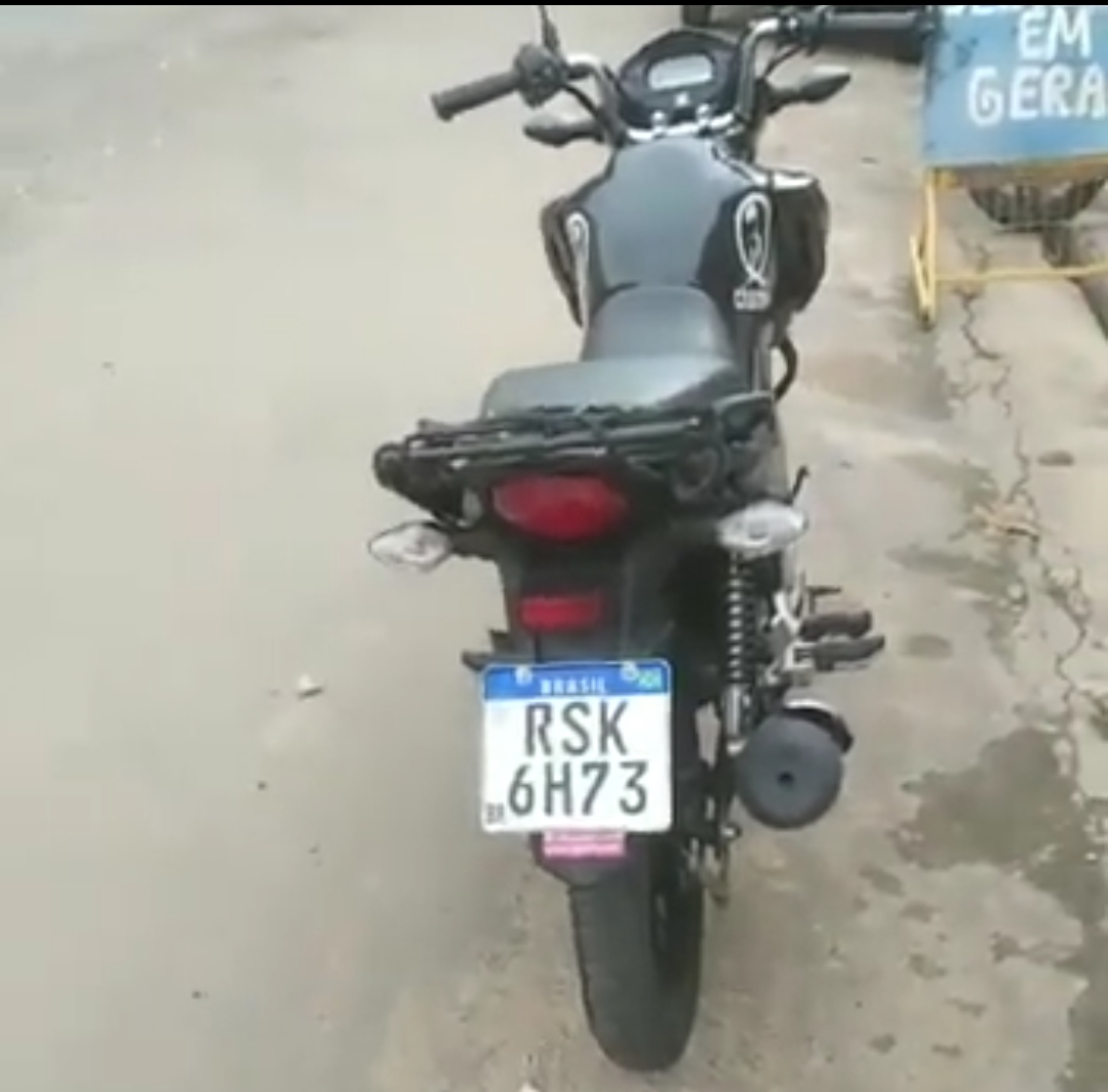 ESTÁ MOTO FOI ABANDONADA NO MEIO DA RUA EM CODÓ POR DOIS HOMENS QUE FUGIRAM 
