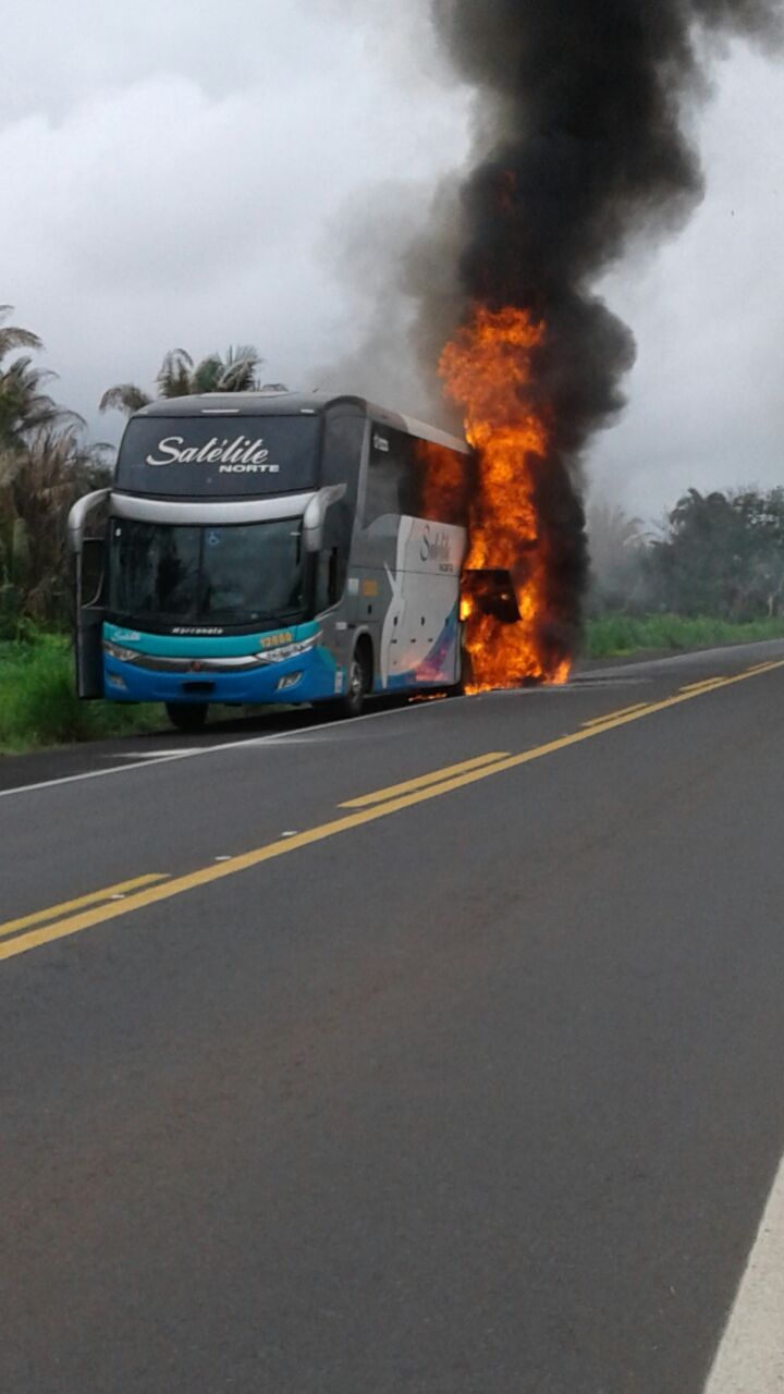 ÔNIBUS DA EMPRESA SATÉLITE PEGA FOGO PRÓXIMO AO KM 17, NA BR-316 EM CODÓ