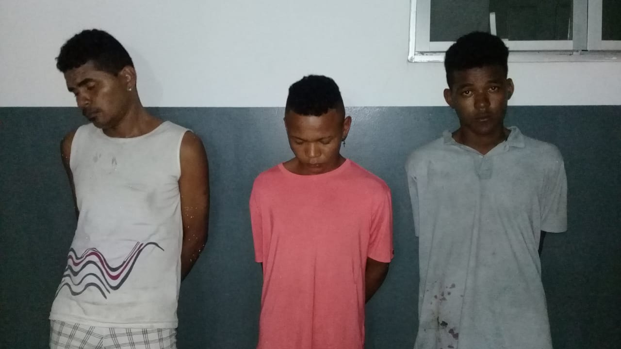 VÍDEO MOSTRA PRISÃO DE TRÊS HOMENS APÓS BRIGA COM FACÃO E FOICE EM ARRAIAL DE CODÓ
