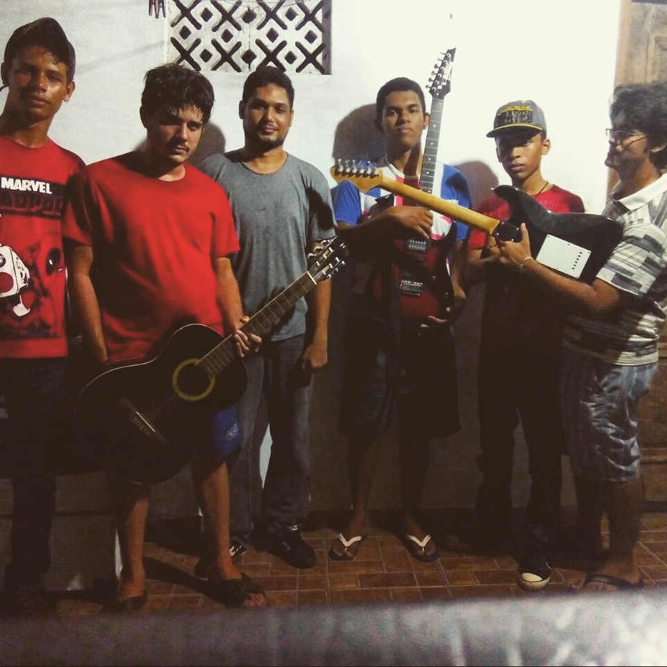 MAQUINA D.C.E, UMA BANDA CODOENSE QUE TRAZ O SUCESSO DO ROCK DE UMA MANEIRA IRREVERENTE.