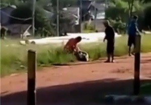 Secretário municipal é flagrado esfaqueando a mulher