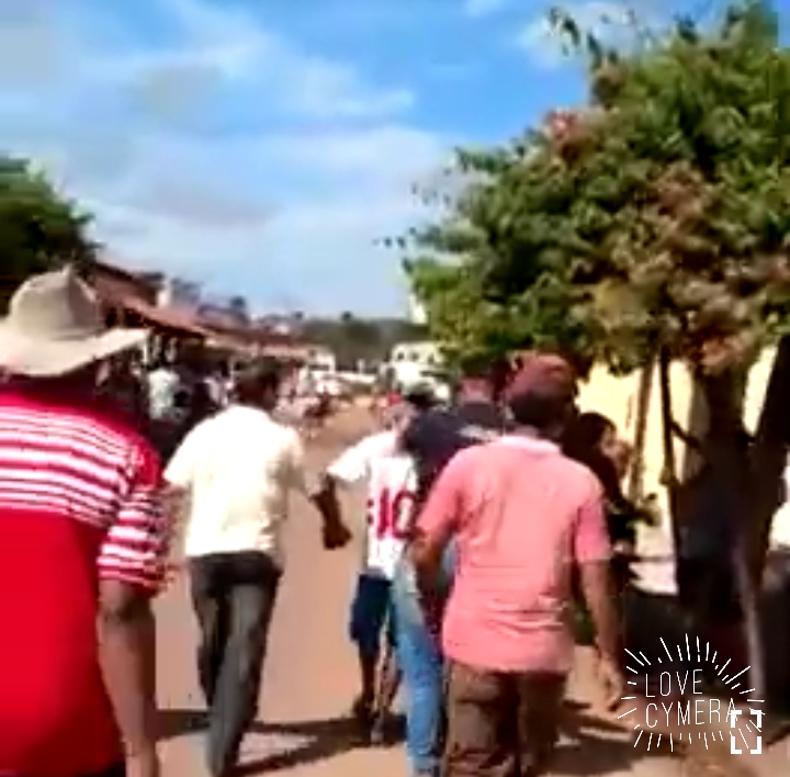 VÍDEO MOSTRA POPULAÇÃO ESPANCANDO LADRÃO NO MEIO DA RUA NA CIDADE DE TIMBIRAS