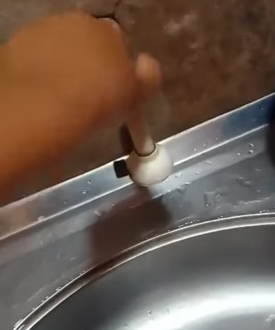EM CODÓ MORADORES DO BAIRRO SÃO VICENTE PALLOTE PEDEM SOCORRO POIS NÃO HA ÁGUA NAS TORNEIRAS