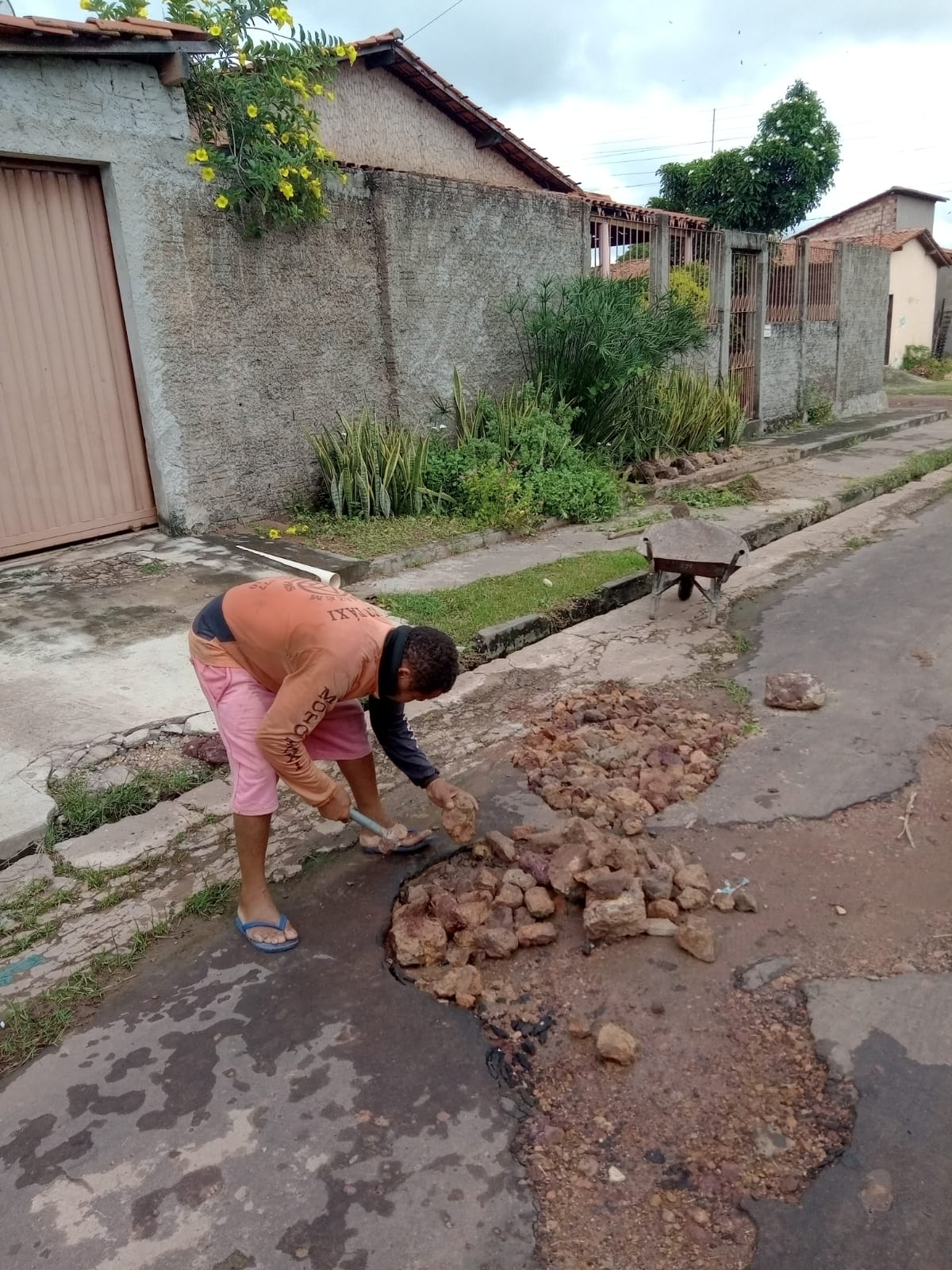 EM CODÓ MORADORES ESTÃO PAGANDO  PEDREIRO PRA TAPAR OS BURACOS DAS RUAS COM PEDRAS