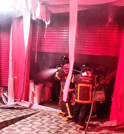 Corpo de bombeiros de Codó apaga incêndio em mercado no bairro São Sebastião