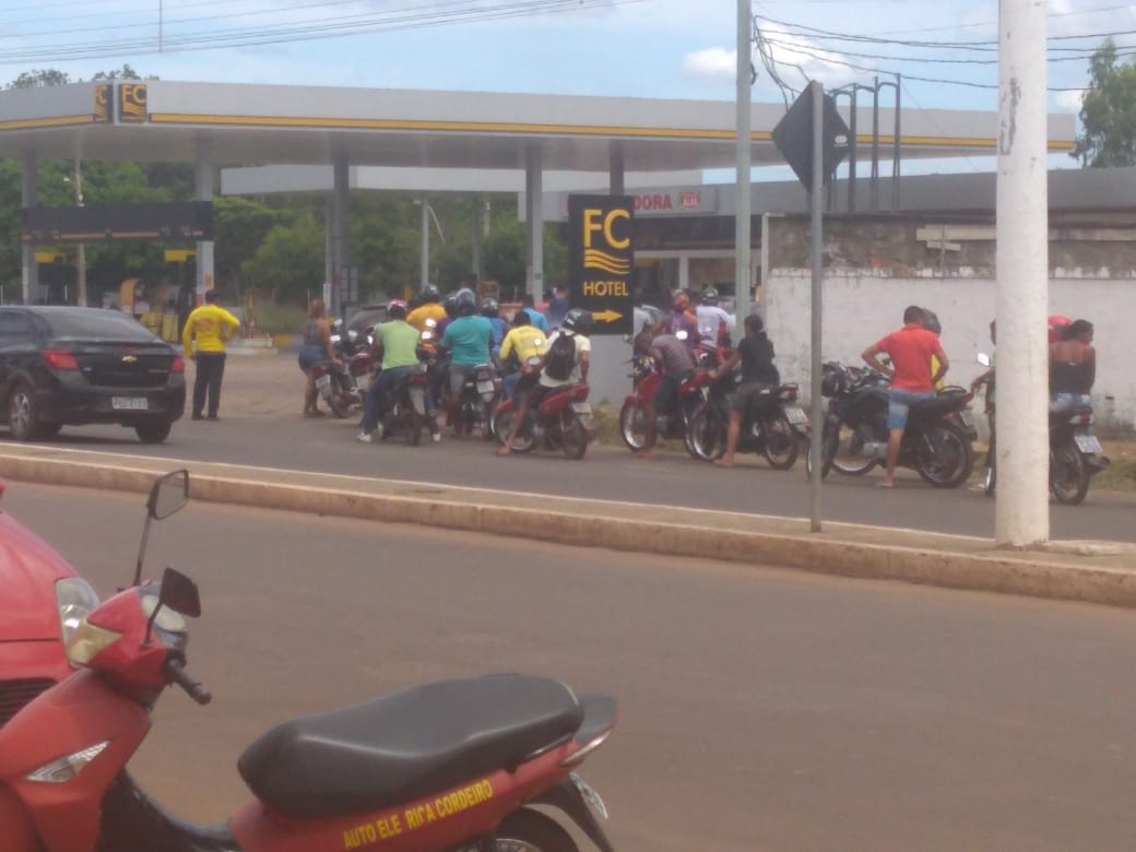 CODÓ AMANHECE COM FILAS EM BUSCA DE GASOLINA NOS POSTOS DE COMBUSTÍVEL