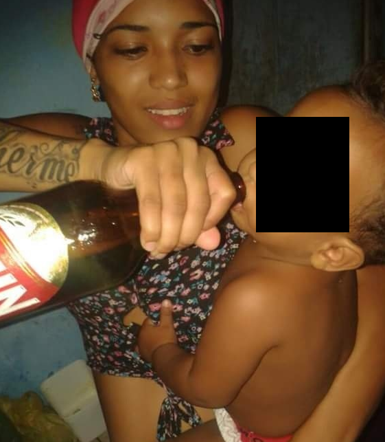 Cadeia nela: mãe dá cerveja para o filho de 1 ano de idade