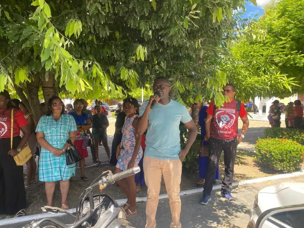 Prefeito Chiquinho FC meteu a mão no dinheiro dos professores em Codó: Alguns professores ele tirou mais de 2 mil reais.