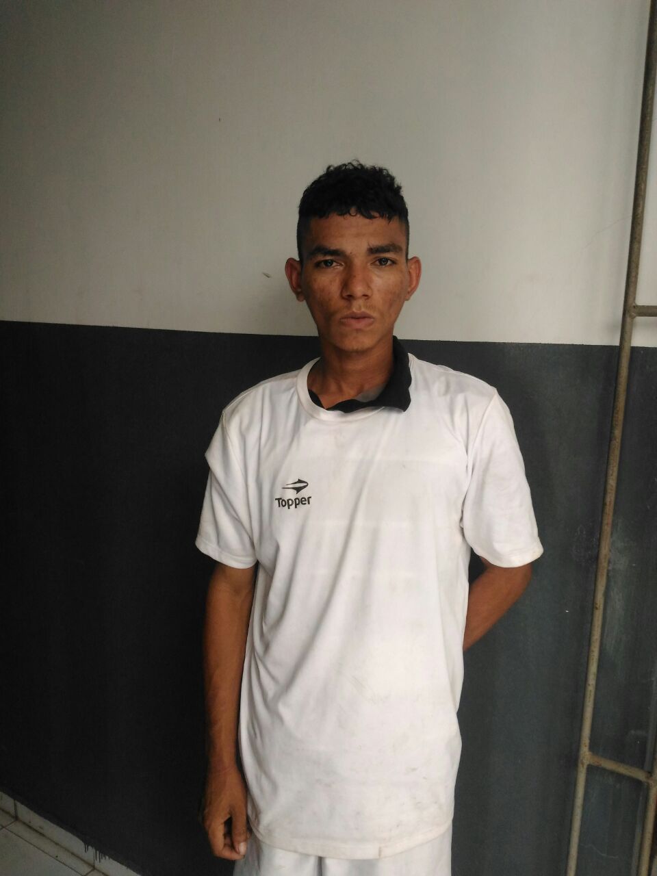 HOMEM É PRESO APÓS SER ABORDADO COM UMA ARMA BRANCA E DROGAS EM CODÓ