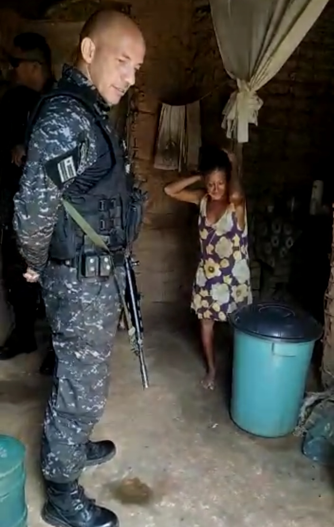 CAPITÃO DA POLÍCIA FOI ATENDER OCORRÊNCIA E SE DEPAROU COM SITUAÇÃO DE EXTREMA POBREZA E LEVOU CESTA BÁSICA A FAMÍLIA.