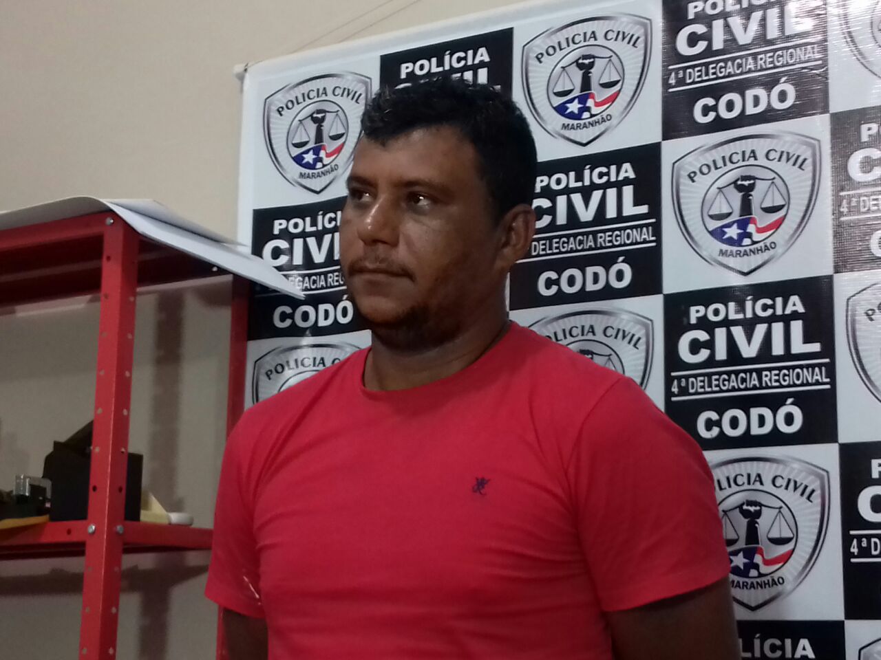 HOMEM É PRESO COM ARMAS, ALÉM DE SER SUSPEITO DE FORNECER ARMAS PARA PRATICAS DE ASSALTOS.