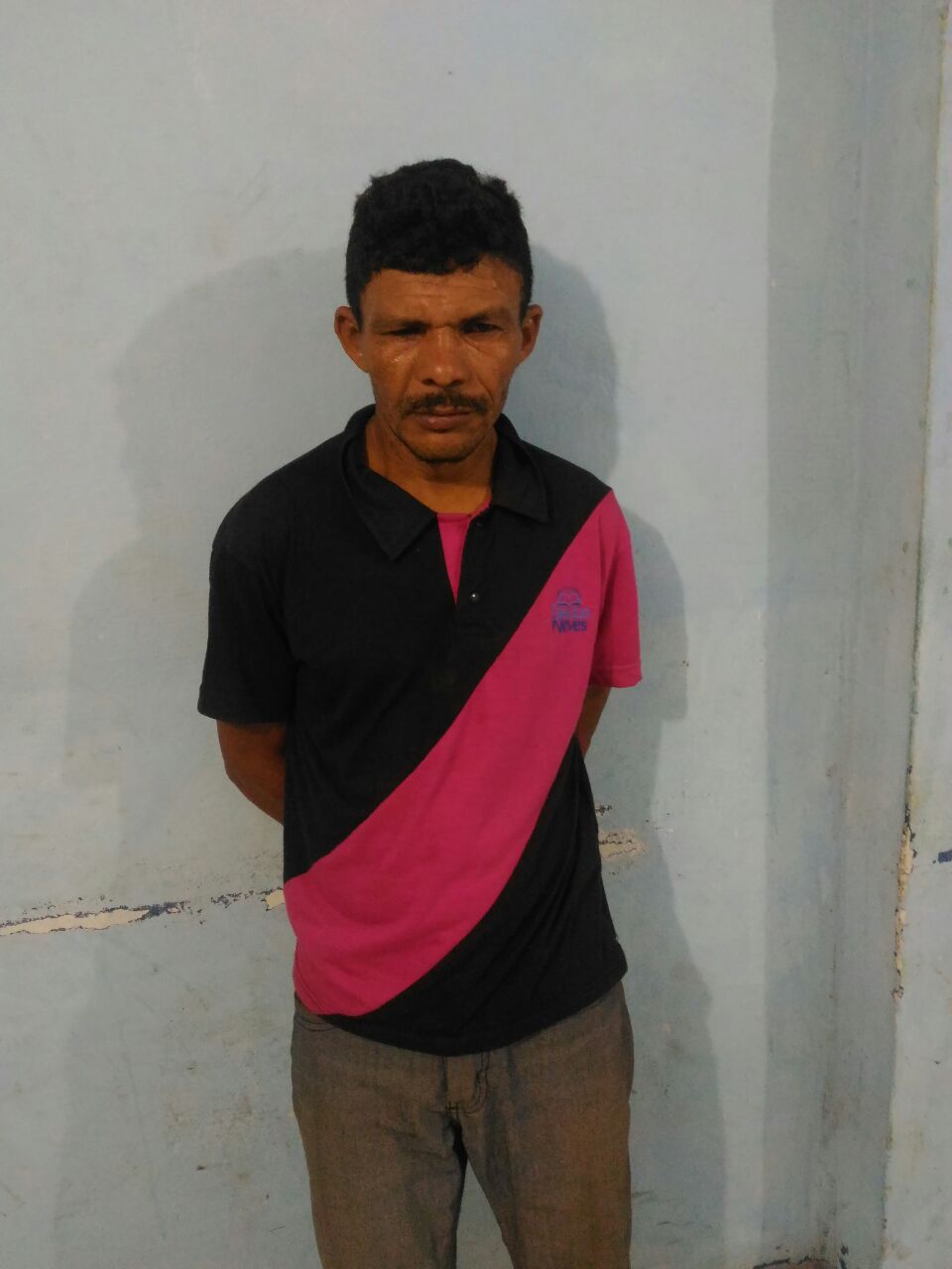 HOMEM É PRESO AMEAÇANDO PESSOAS COM UM FACÃO E DANIFICANDO UM LOCAL COM A ARMA BRANCA