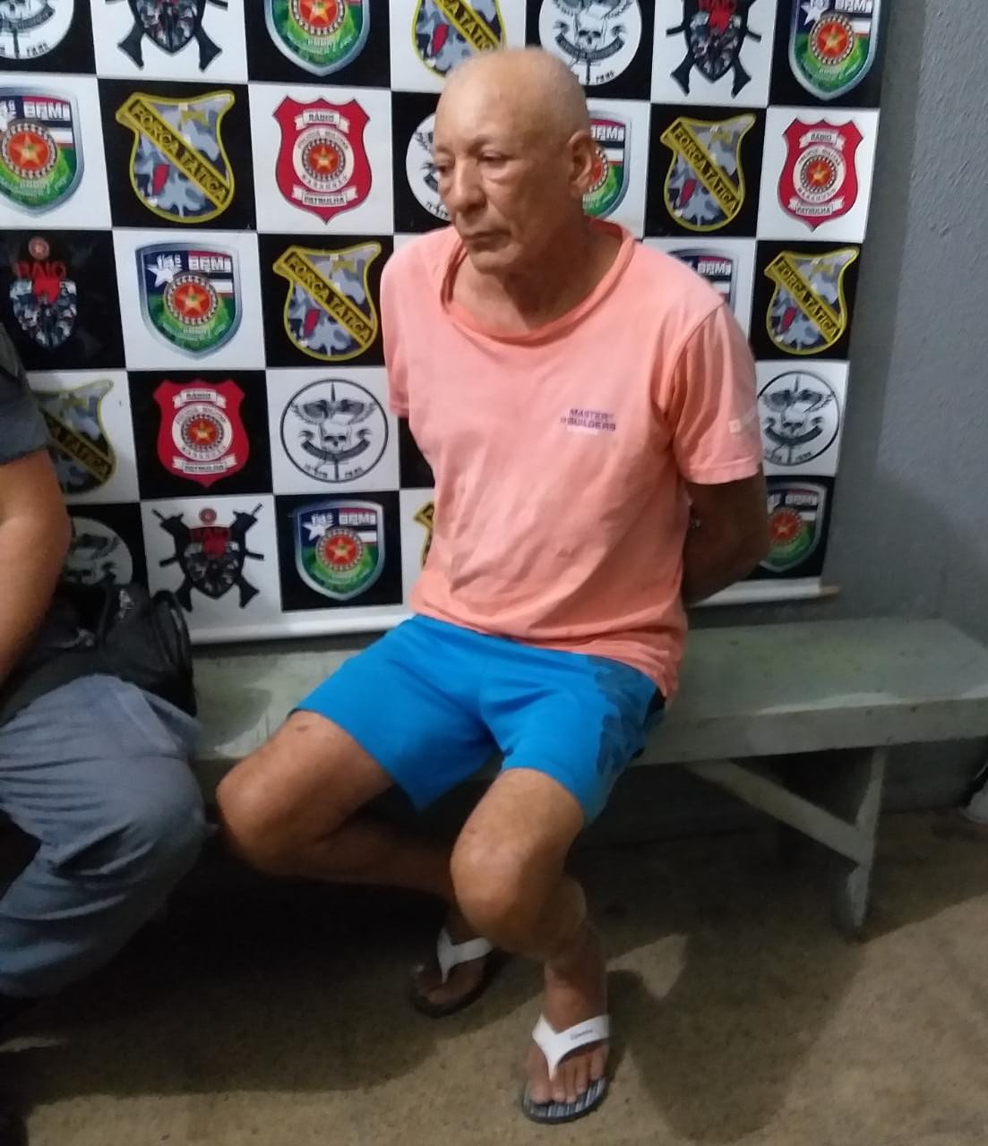 VÍDEO MOSTRA IDOSO SENDO PRESO APÓS ESTUPRAR ENTEADA DE 14 ANOS. ELE CONFESSOU O CRIME