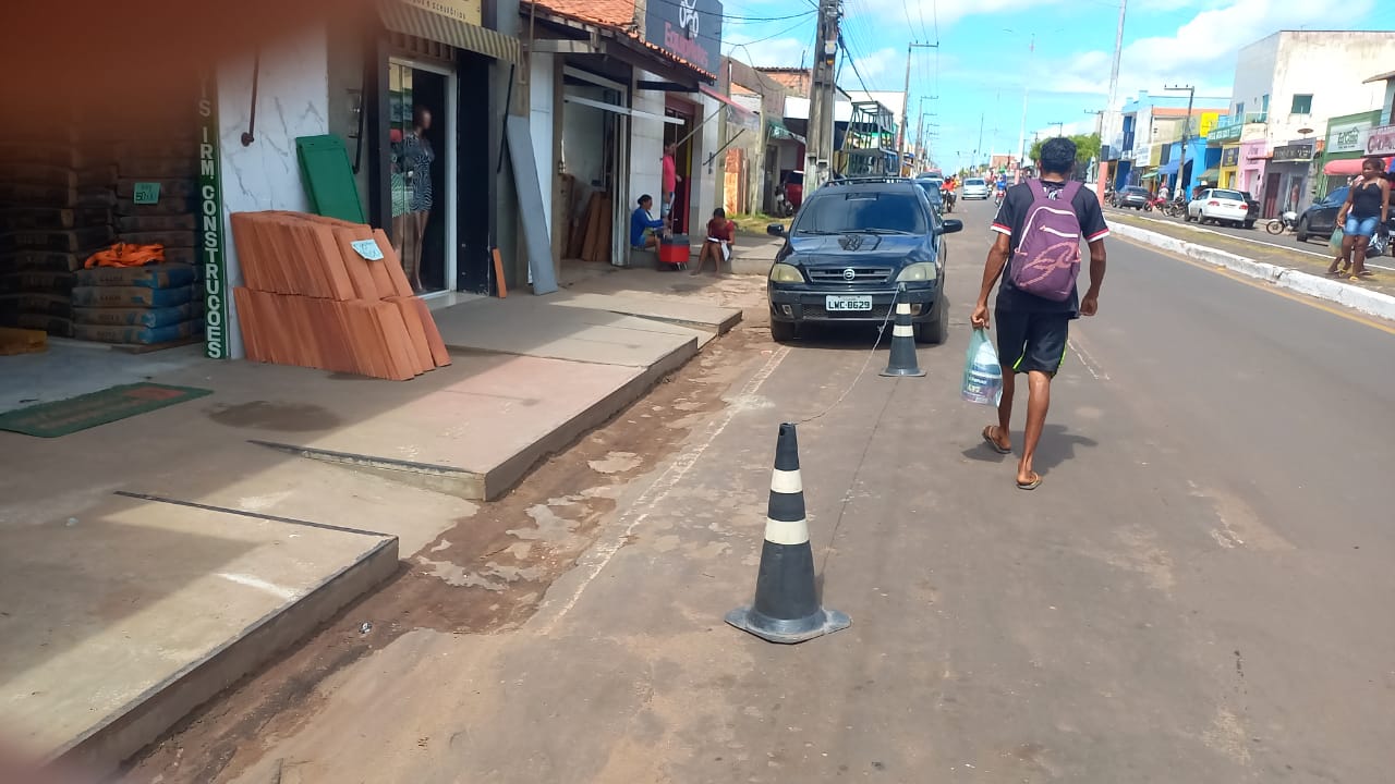 MOTORISTAS DENUNCIAM LOCAIS EM CODÓ QUE USAM ÁREAS PÚBLICAS EM FRENTE SUAS LOJAS PROIBINDO ESTACIONAMENTO DE VEÍCULOS, COLOCANDO CONES E CORRENTES. SERÁ QUE ESSAS LOJAS PODEM PROIBIR ESTACIONAMENTO DE VEÍCULOS EM FRENTE A ELAS, COM BASE EM QUE ???