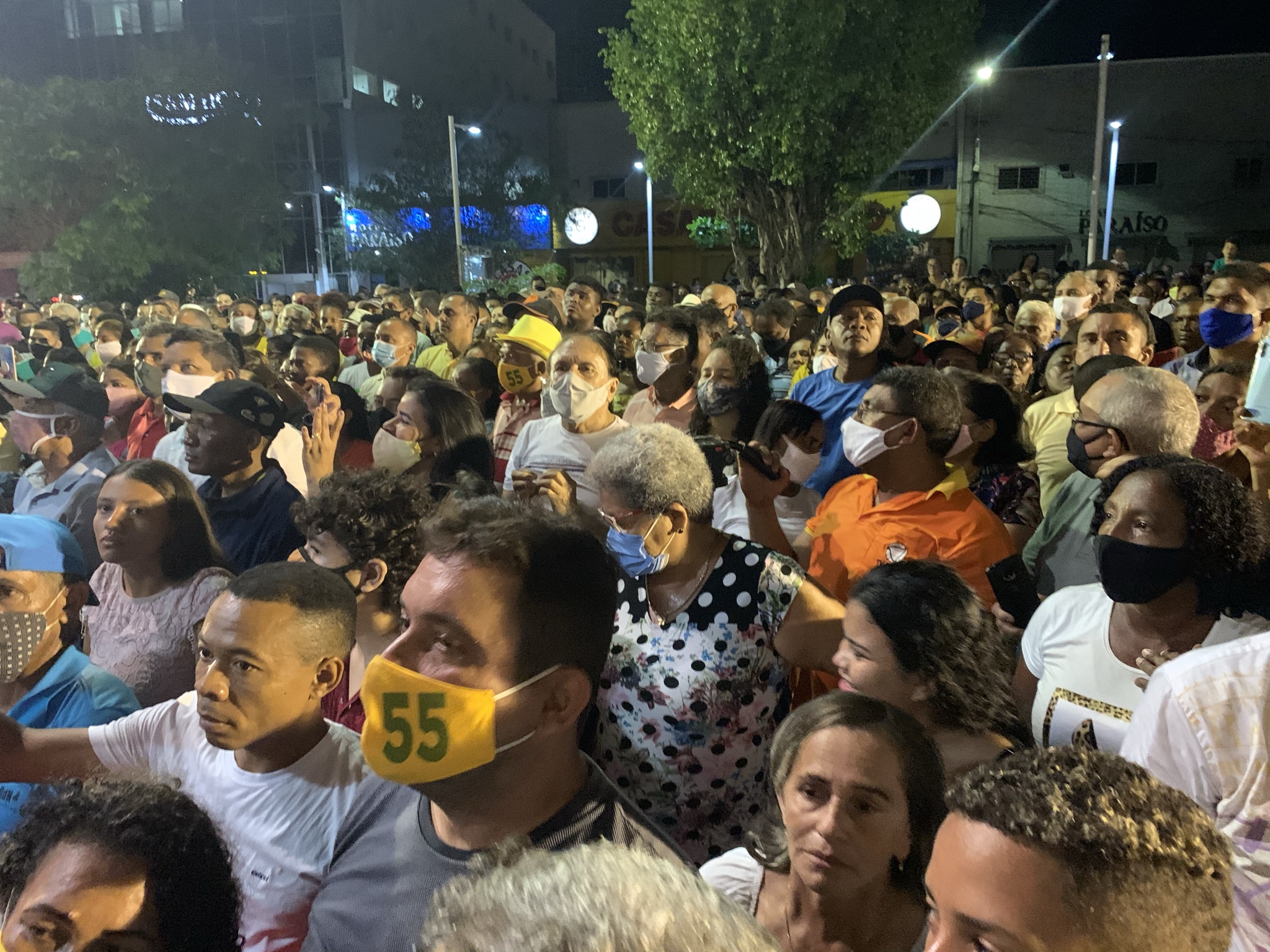 COMOÇÃO DE MULTIDÃO DE PESSOAS EM MEIO A APLAUSOS NA HORA EM QUE RICARDO TORRES PASSA A FAIXA DE PREFEITO A ZÉ FRANCISCO