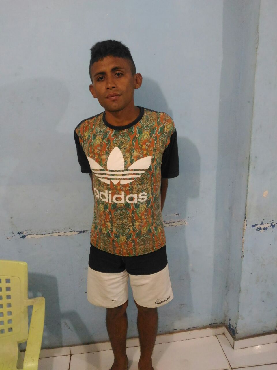 JOVEM É PRESO COM ATITUDE SUSPEITA E NA ABORDAGEM FOI ENCONTRADO ENTORPECENTE