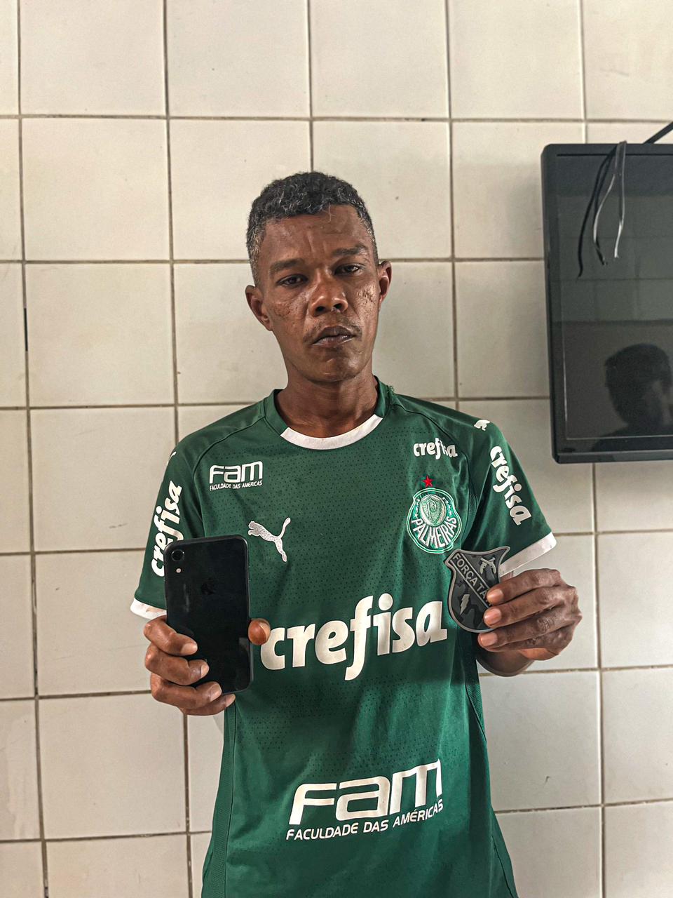 EM CODÓ BANDIDO MOSTRA PRA POLÍCIA LOCAL AONDE ELE ENTERROU NO QUINTAL DO VIZINHO O CELULAR ROUBADO. VEJA VÍDEO