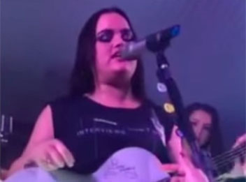 Mara Pavanelly interrompe show em Teresina ao ser ameaçada no palco
