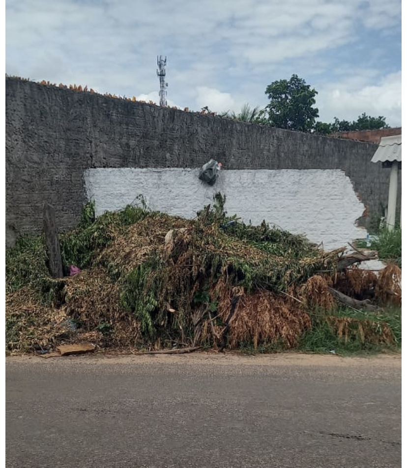 MORADORES PEDEM AJUDA PARA FECHAR MURO DE CEMITÉRIO NO CODO NOVO, PREFEITURA DE CODÓ AFIRMOU NÃO TER MATERIAL PARA FECHAR O BURACO. 