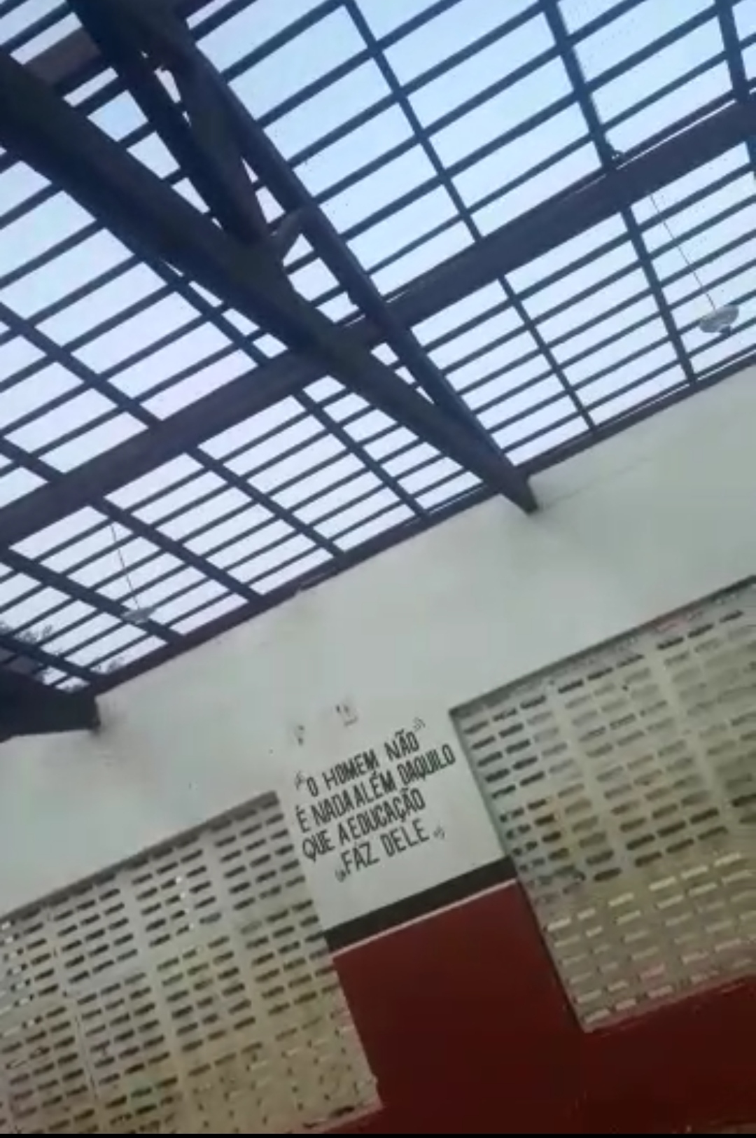 MORADORES DO POVOADO BACABINHA QUE ESCOLA DESABOU EXIGEM QUE O PREFEITO ALUGUE LOCAL PARA QUE OS ALUNOS POSSAM ESTUDAR. “Ele teve muito tempo pra reformar e não reformou: disse uma mãe”
