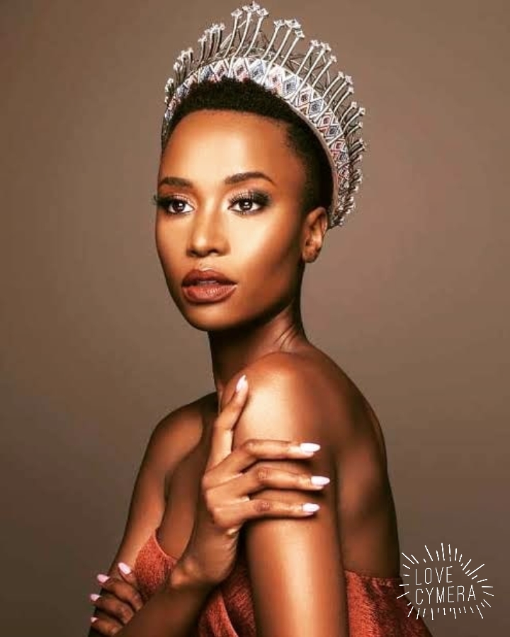 TEMOS UMA AFRICACANA DE CABELO BLACK, PELE ESCURA COMO A MULHER MAIS LINDA DO MUNDO: A NOSSA MISS UNIVERSO COROADA ONTEM.