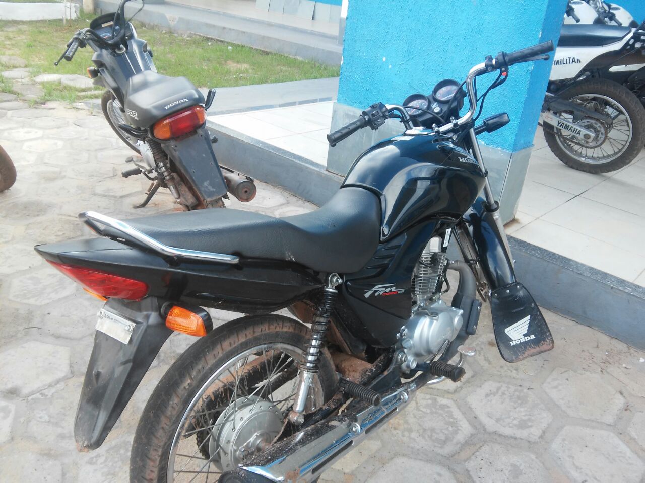 LADRÃO COM MOTO ROUBADA FOI ASSALTAR  E MORADORES REAGEM E COLOCAM O LADRÃO PRA CORRER ABANDONADO A ARMA E A MOTO- EM CODÓ-MA,