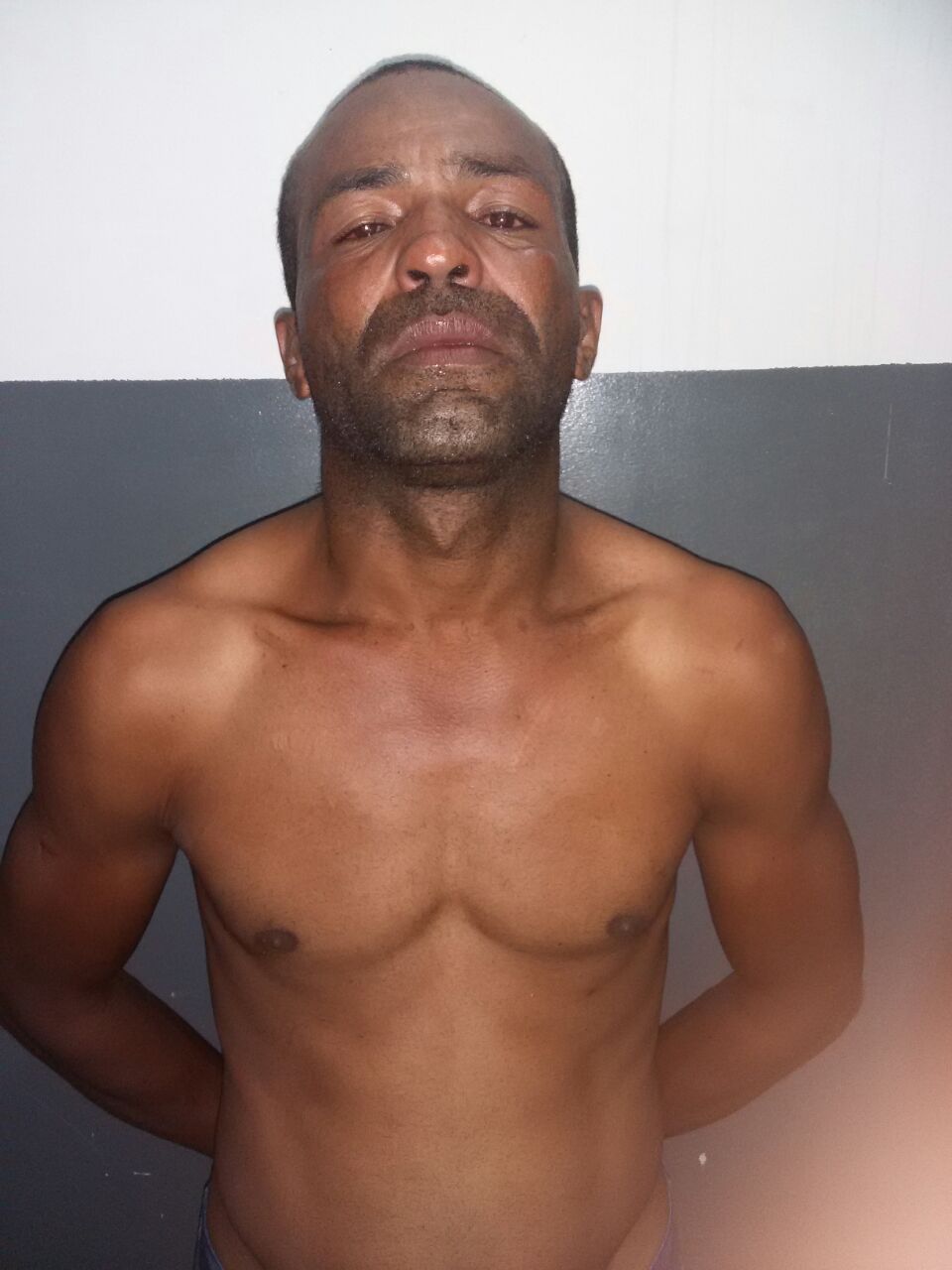 HOMEM É PRESO APÓS AMEAÇAR DE MORTE SUA  EX-COMPANHEIRA COM UMA FACA PEIXEIRA