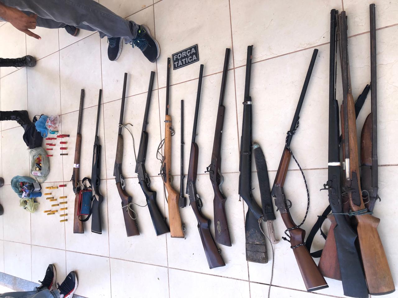 Em nova operação na Zona Rural, Força Tática e Serviço de Inteligência do 17°BPM prendem  três homens e 13 armas de fogo