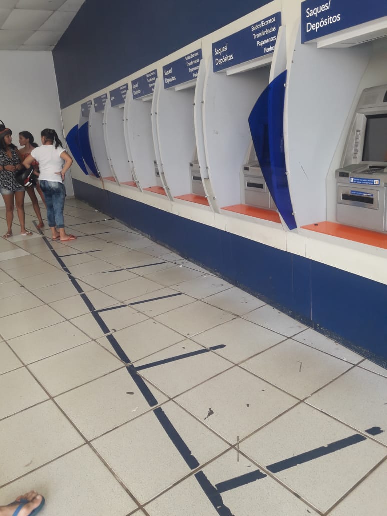Cliente denuncia que caixas eletrônicos da Caixa Econômica estão sem funcionar desde sexta feira