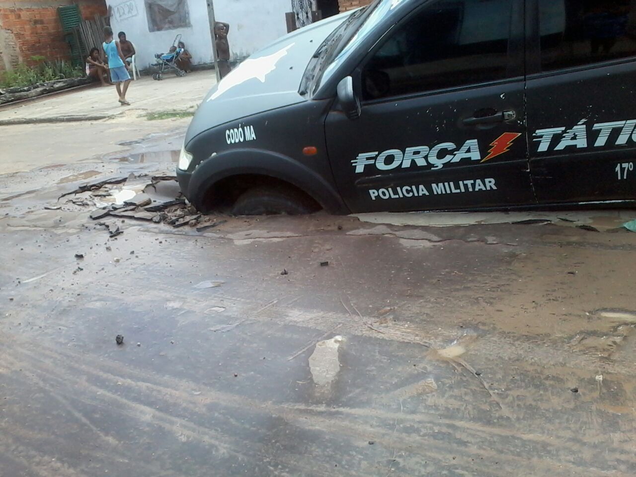 Viatura da Polícia Militar cai em ‘armadilha’ feita pelo SAAE  e Secretaria de Obras no Bairro Santo Antônio